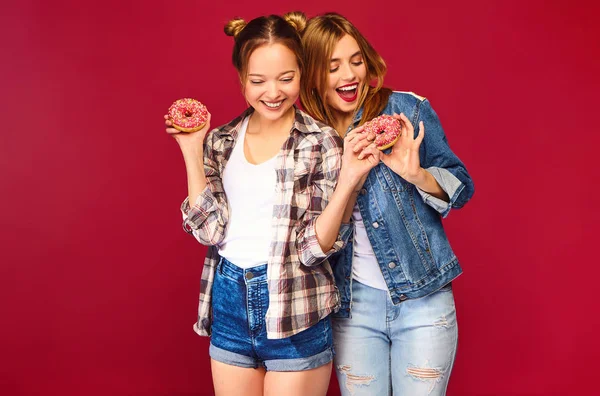 Duas Belas Garotas Hipster Sorridentes Posando Roupas Camisa Quadriculada Verão — Fotografia de Stock