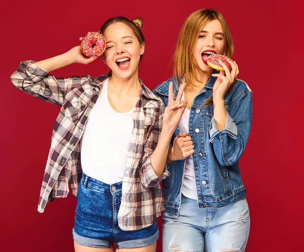 Twee Mooie Lachende Hipster Meisjes Poseren Trendy Zomer Geruit Overhemd — Stockfoto