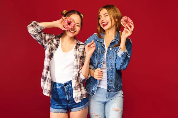 Δύο Όμορφα Χαμογελώντας Hipster Κορίτσια Ποζάρουν Μοδάτα Καρώ Πουκάμισο Ρούχα — Φωτογραφία Αρχείου