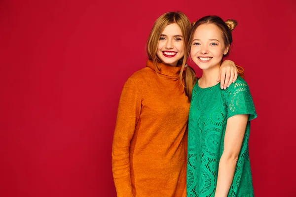 Duas Jovens Lindas Meninas Hipster Sorrindo Loira Posando Roupas Verão — Fotografia de Stock