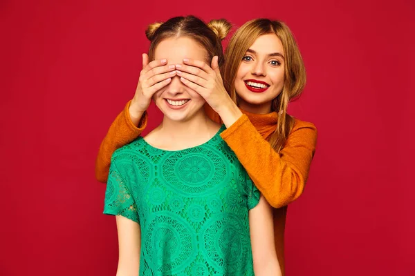 Photo Two Beautiful Blond Ladies Standing Isolated Red Background Smiling — Stock Photo, Image