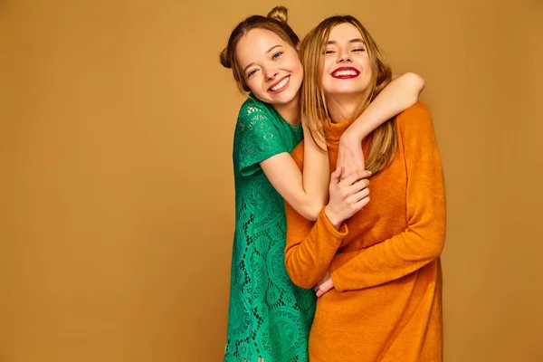 Dvě Mladé Krásné Usměvavé Bederní Blondýnky Pózuje Trendy Letních Šatech — Stock fotografie
