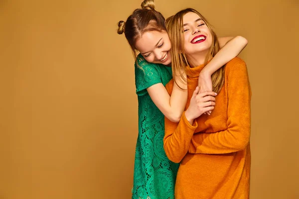 Duas Jovens Lindas Meninas Hipster Sorrindo Loira Posando Roupas Verão — Fotografia de Stock