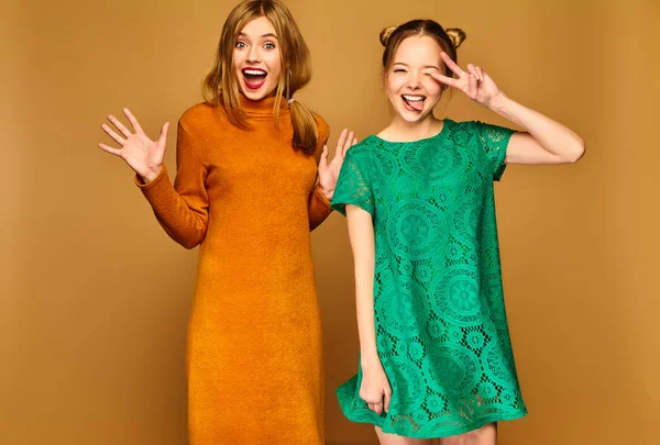 Δύο Μικρά Όμορφα Ξανθά Χαμογελώντας Hipster Κορίτσια Θέτοντας Μοδάτα Ρούχα — Φωτογραφία Αρχείου
