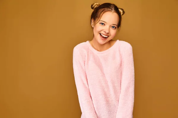 Joven Mujer Hermosa Mirando Cámara Chica Moda Ropa Rosa Lindo — Foto de Stock