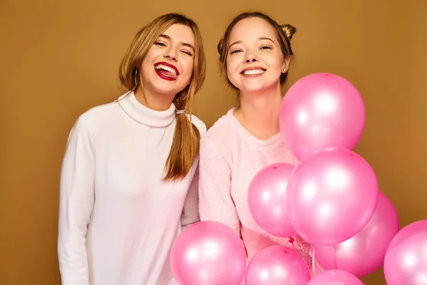 两个穿着白色可爱衣服的年轻女孩 在金色背景上 女性模特用粉红色的气球 圣妇女日 新年快乐 生日假期派对 — 图库照片