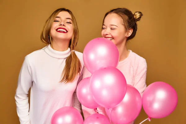 Twee Opgewonden Jonge Meisjes Witte Leuke Kleren Vrouwen Modellen Met — Stockfoto