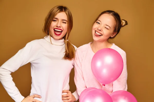 Två Glada Unga Flickor Vita Söta Kläder Kvinnor Modeller Med — Stockfoto