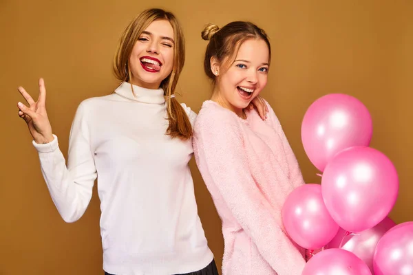 Δύο Ενθουσιασμένοι Νεαρά Κορίτσια Λευκό Χαριτωμένο Ρούχα Γυναίκες Μοντέλα Ροζ — Φωτογραφία Αρχείου