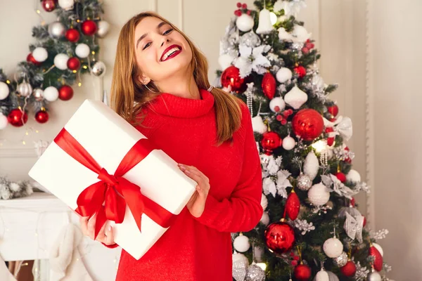 圣诞节 快乐的概念 带着许多礼品盒的微笑的女人 女孩在圣诞树下摆姿势 快乐的年轻模特儿准备在新年前夕庆祝 — 图库照片