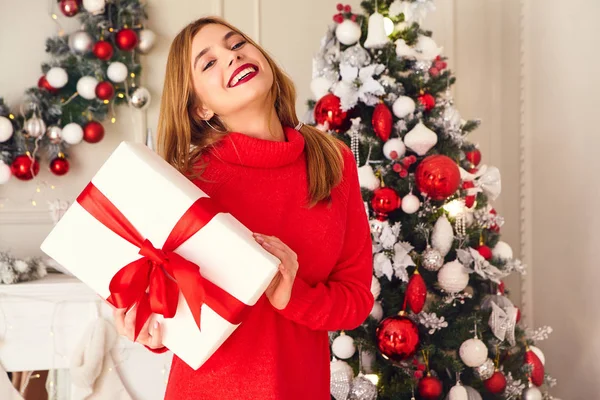 Mas Inverno Concetto Felicità Donna Sorridente Con Molte Scatole Regalo — Foto Stock