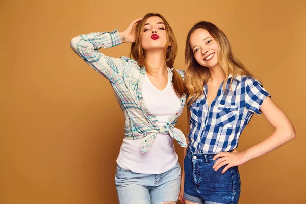Twee Mooie Blonde Lachende Hipster Meisjes Poseren Trendy Zomer Geruit — Stockfoto