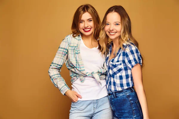 Duas Jovens Lindas Meninas Hipster Sorrindo Loira Posando Moda Verão — Fotografia de Stock