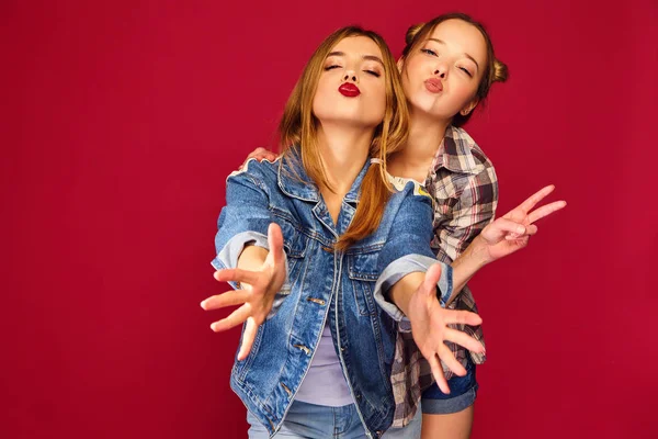 Deux Jeunes Belles Filles Blondes Souriantes Hipster Posant Dans Des — Photo