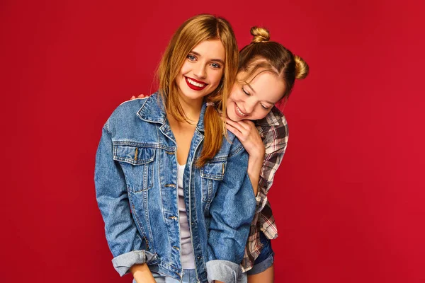 Két Fiatal Gyönyörű Szőke Mosolygós Hipster Lányok Trendi Nyári Kockás — Stock Fotó