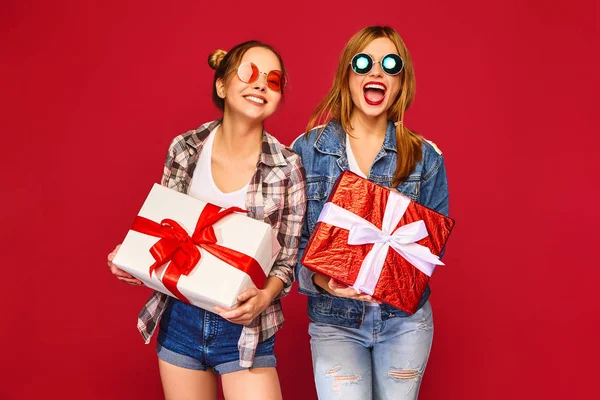 Natale Mas Concettuale Due Belle Donne Sorridenti Abiti Eleganti Ragazze — Foto Stock