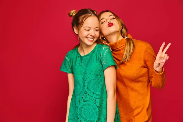 Két Fiatal Gyönyörű Szőke Mosolygós Hipster Lányok Trendi Nyári Ruhák — Stock Fotó