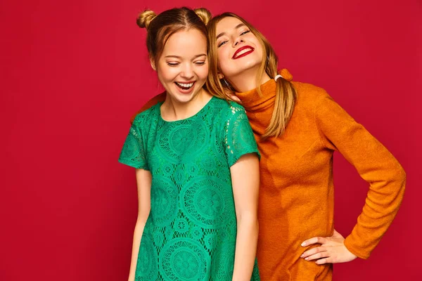 Dvě Mladé Krásné Usměvavé Bederní Blondýnky Pózuje Trendy Letních Šatech — Stock fotografie