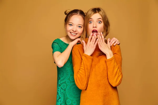 Duas Jovens Lindas Meninas Hipster Sorrindo Loira Posando Roupas Verão — Fotografia de Stock