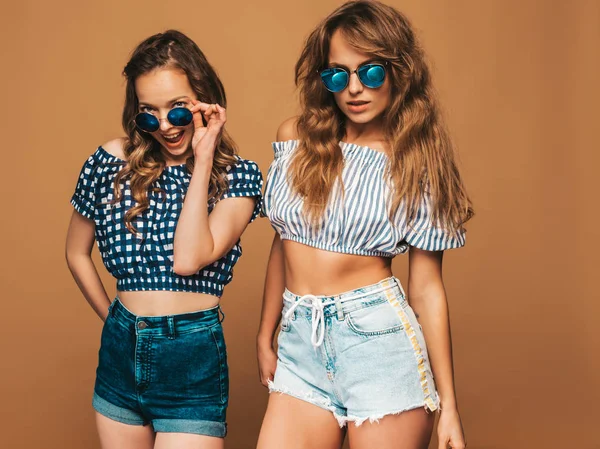 Twee Jonge Mooie Lachende Hipster Meisjes Trendy Zomer Kleding Zonnebril — Stockfoto
