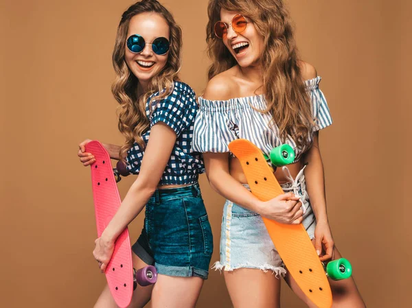 Duas Meninas Bonitas Sorridentes Elegantes Jovens Com Skates Penny Coloridos — Fotografia de Stock