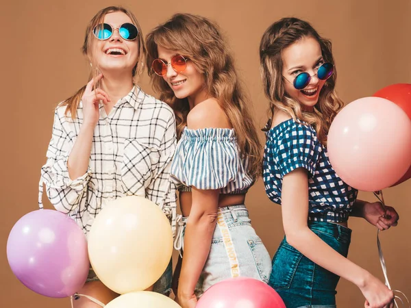 Trois Belles Femmes Souriantes Chemise Carreaux Vêtements Été Filles Posant — Photo