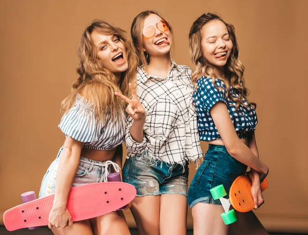 Trois Jeunes Filles Élégantes Souriantes Belles Avec Des Planches Roulettes — Photo