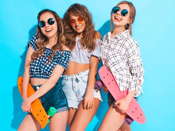 Tre Giovani Ragazze Belle Sorridenti Eleganti Con Skateboard Penny Colorati — Foto Stock