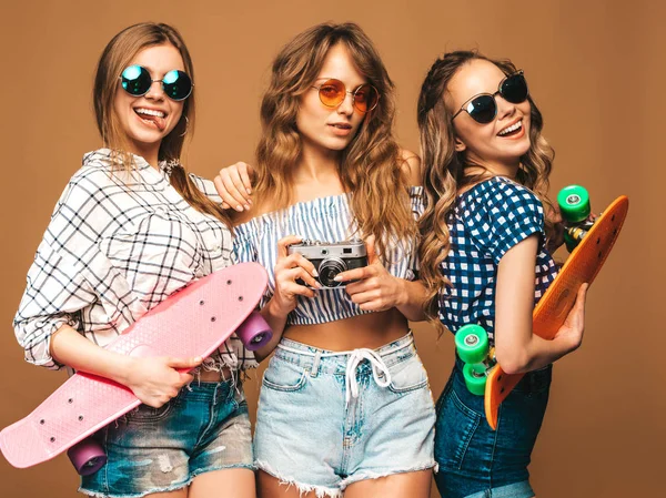 Trois Belles Filles Souriantes Élégantes Avec Des Planches Roulettes Colorées — Photo