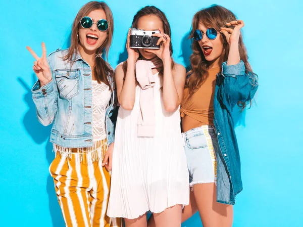 Три Молодих Красивих Усміхнених Дівчаток Хіпстера Модних Літніх Повсякденних Сукнях — стокове фото