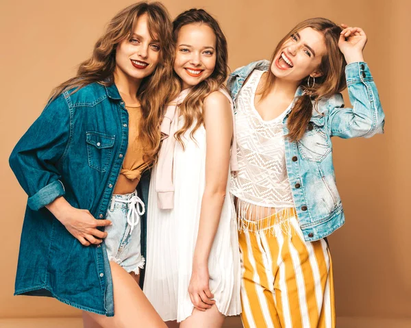 Tres Jóvenes Hermosas Chicas Hipster Sonrientes Ropa Casual Verano Moda —  Fotos de Stock