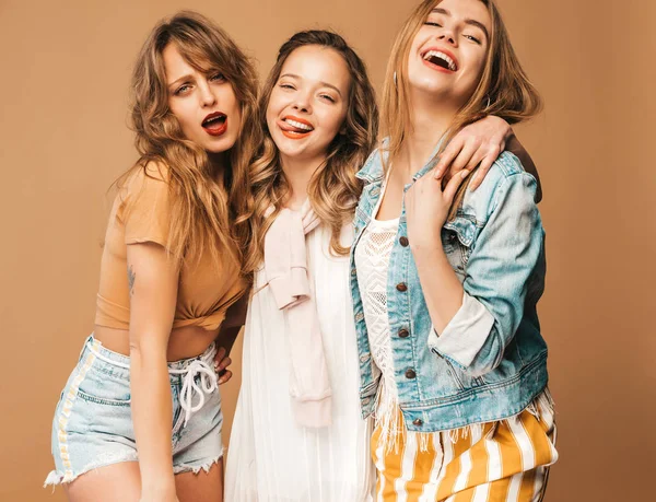 Trzy Piękne Uśmiechający Się Hipster Dziewcząt Latem Modne Ubranie Sexy — Zdjęcie stockowe
