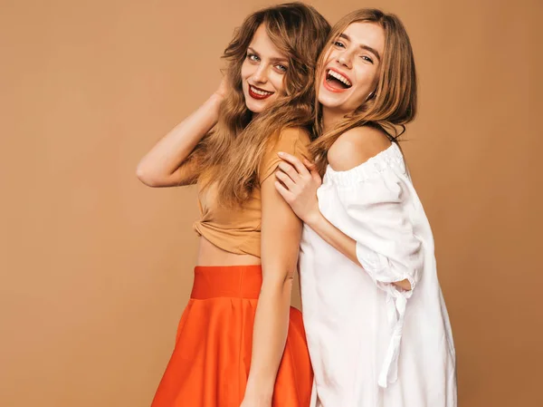 Duas Jovens Lindas Meninas Hipster Sorridentes Roupas Verão Moda Mulheres — Fotografia de Stock