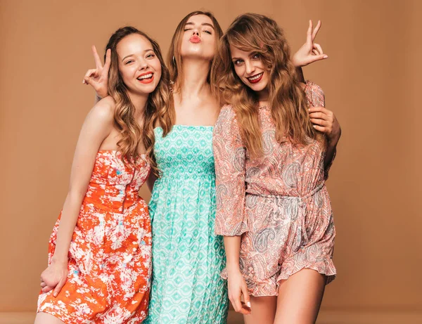 Három Fiatal Szép Mosolygó Hipster Lányok Trendi Nyári Alkalmi Ruhák — Stock Fotó