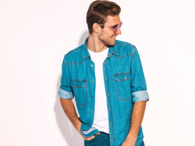 Portre yakışıklı gülümseyen şık hipster lumbersexual işadamı modeli kot elbise giymiş. Moda erkek güneş gözlüğü takıyor. Beyaz izole