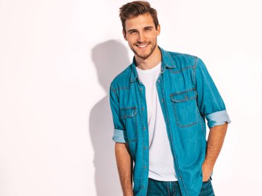 Portre yakışıklı gülümseyen şık hipster lumbersexual işadamı modeli kot elbise giymiş. Moda adam. Beyaz izole
