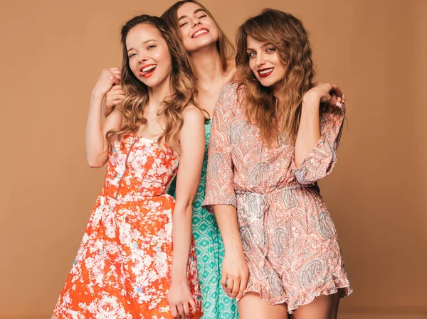 Drie Jonge Mooie Lachende Hipster Meisjes Trendy Zomer Casual Jurken — Stockfoto
