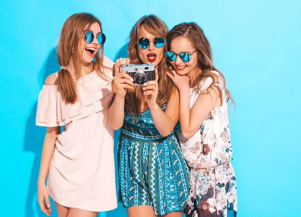 Drei Junge Schöne Lächelnde Hipster Mädchen Trendigen Sommerkleidern Und Sonnenbrillen — Stockfoto