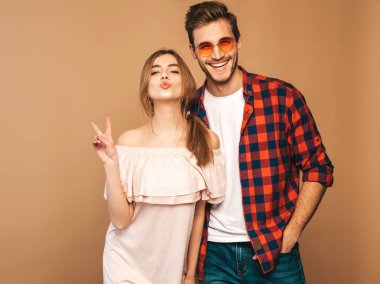 Gülümseyen güzel kız ve onun yakışıklı erkek gülüyor. Mutlu neşeli Family.Valentine'nın günü. Bej duvara poz. Sarılma