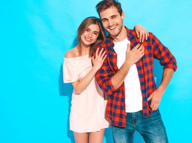 Gülümseyen güzel kız ve onun yakışıklı erkek gülüyor. Mutlu neşeli Family.Valentine'nın günü. Mavi duvara yakın poz. Sarılma