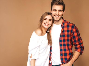 Gülümseyen güzel kız ve onun yakışıklı erkek gülüyor. Mutlu neşeli Family.Valentine'nın günü. Bej duvara poz. Sarılma