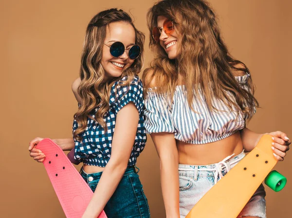 Duas Meninas Bonitas Sorridentes Elegantes Jovens Com Skates Penny Coloridos — Fotografia de Stock