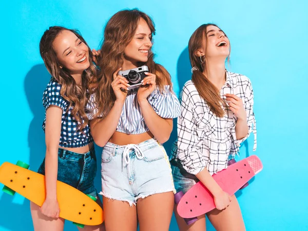 Три Красиві Стильні Усміхнені Дівчата Барвистими Скейтбордами Зйомка Зображень Ретро — стокове фото