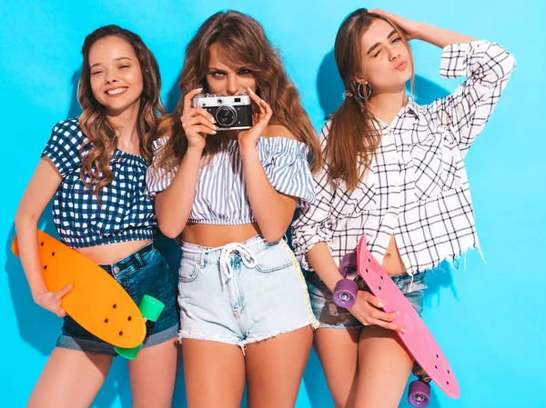 Tres Hermosas Chicas Sonrientes Con Estilo Con Coloridos Monopatines Penique — Foto de Stock