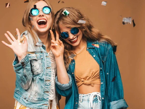 Två Unga Vackra Leende Hipster Flickor Trendiga Sommarkläder Och Solglasögon — Stockfoto