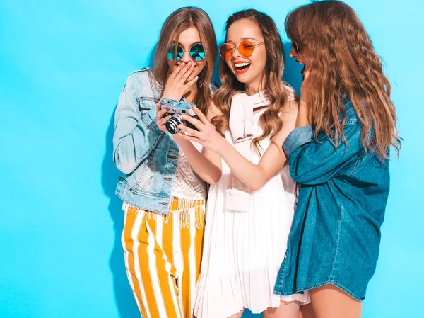 Tres Jóvenes Hermosas Chicas Hipster Sonrientes Ropa Casual Verano Moda —  Fotos de Stock