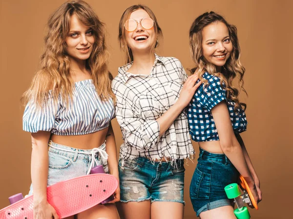 Tre Giovani Eleganti Belle Ragazze Sexy Sorridenti Con Skateboard Penny — Foto Stock