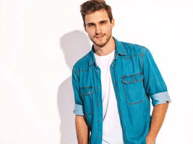 Portre yakışıklı gülümseyen şık hipster lumbersexual işadamı modeli kot elbise giymiş. Moda adam beyaz izole