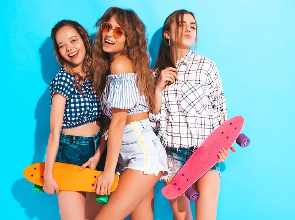 Три Молодые Стильные Сексуальные Улыбающиеся Красивые Девушки Красочными Скейтбордами Женщины — стоковое фото