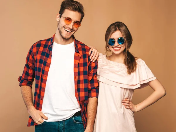 Retrato Sorrindo Menina Bonita Seu Bonito Namorado Rindo Óculos Sol — Fotografia de Stock